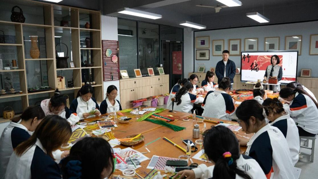 为非遗“添彩”，为青春“赋能”：江苏建院的文化育人新实践